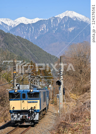 南アルプスの山々をバックに力走するEF64型電気機関車が牽引する石油貨物列車 124376561