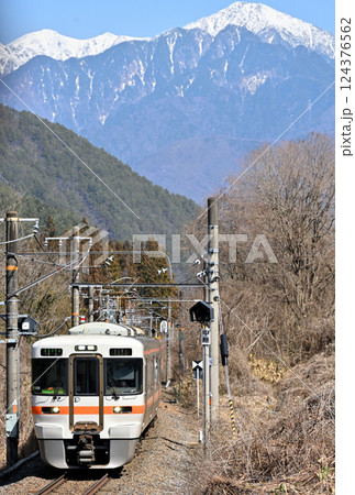 中央西線のローカル輸送に活躍する313系電車 124376562