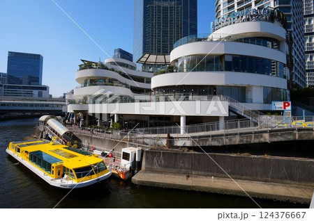 水辺の商業施設と遊覧船（横浜ベイクォーターとシーバス ハンマーヘッドラッピング仕様） 124376667