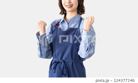 ガッツポーズをするエプロン姿の女性 ガッツポーズをするエプロン姿の女性 124377146
