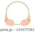 シンプルな手と丸いふきだし 124377582