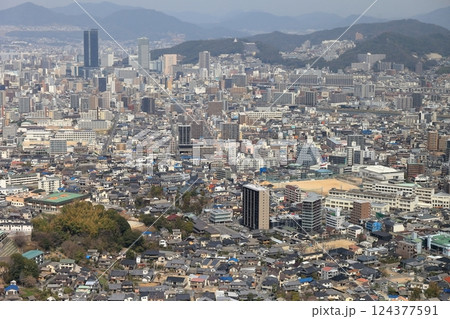 広島市の街並み（黄金山頂上からの風景） 124377591