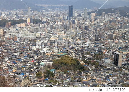 広島市の街並み（黄金山頂上からの風景） 124377592