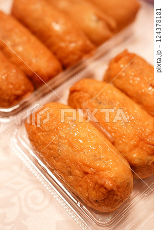 パックに入ったスーパーマーケットの稲荷寿司 124378181