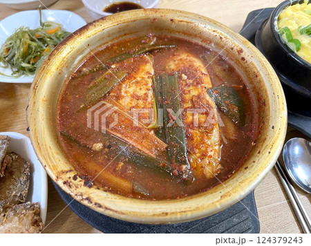 韓国料理|カルチチョリム(タチウオの煮付け) 韓国料理|カルチチョリム(タチウオの煮付け) 124379243