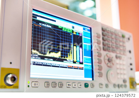 Receiver for measuring the electromagnetic field 124379572