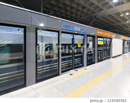 韓国・仁川国際空港1ターミナル駅 プラットホーム / Incheon, South Korea 韓国・仁川国際空港1ターミナル駅 プラットホーム / Incheon, South Korea 124380562