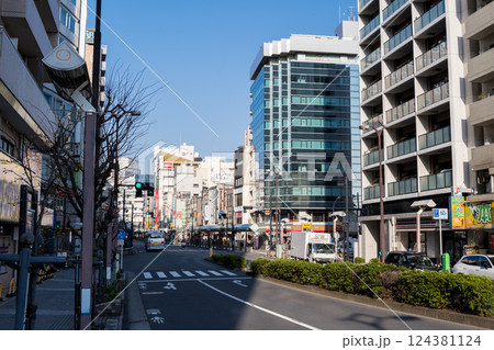 【蒲田東口商店街】早朝の商店街の通り 124381124