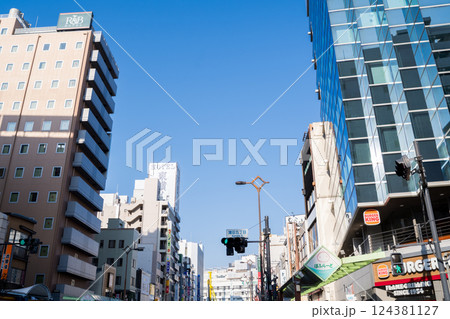 【蒲田東口商店街】早朝の商店街の通り 124381127