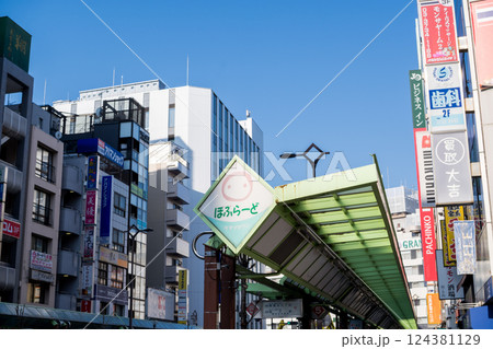 【蒲田東口商店街】早朝の商店街の通り 124381129