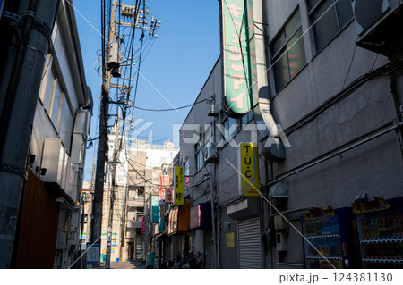 【蒲田東口商店街】早朝の商店街の通り 124381130