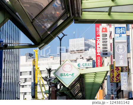 【蒲田東口商店街】早朝の商店街の通り 【蒲田東口商店街】早朝の商店街の通り 124381142