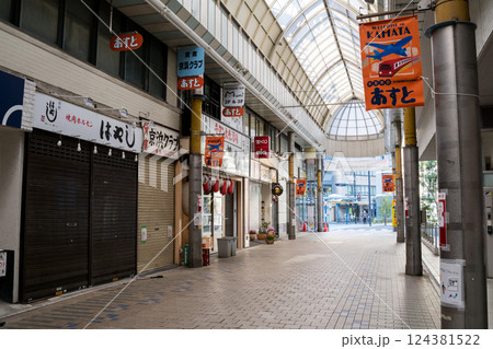 【京急蒲田あすと】早朝の商店街の通り 124381522