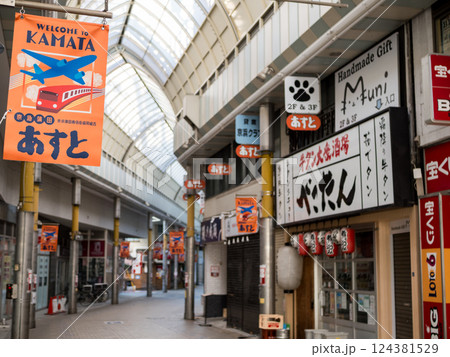 【京急蒲田あすと】早朝の商店街の通り 124381529