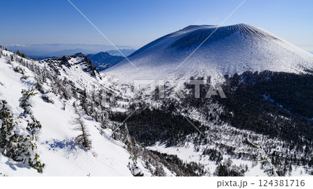 快晴の空と雪化粧した浅間山の絶景（黒斑山） 124381716