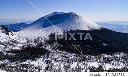 快晴の空と雪化粧した浅間山の絶景（黒斑山） 124381718