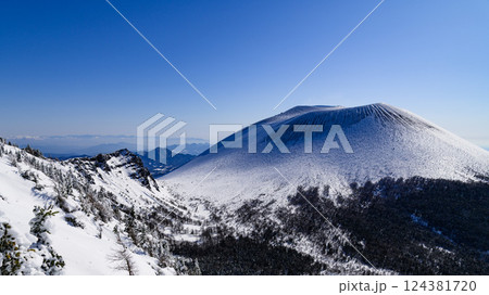 快晴の空と雪化粧した浅間山の絶景（黒斑山） 124381720