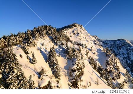 朝焼けに染まる黒斑山稜線・雪景色 124381763