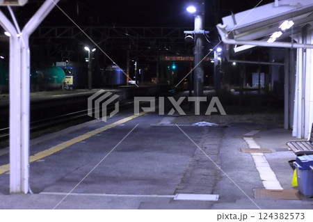 夜の上松駅を轟音とともに通過するEF64形重連の貨物列車(8081レ)_2025/3/1撮影 夜の上松駅を轟音とともに通過するEF64形重連の貨物列車(8081レ)_2025/3/1撮影 124382573