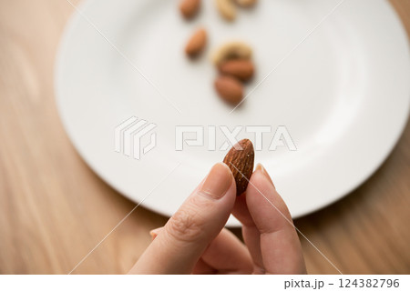 ナッツを食べる 124382796