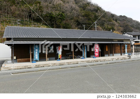 【西伊豆町　富士箱根伊豆国立公園　直売所　道の駅「はんばた市場」外観】 124383662