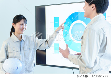 エンジニア　ミーティング　プレゼン 124383775