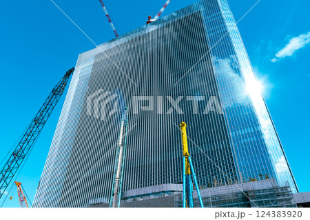 建設中の高層ビルと陽射しの反射 高輪ゲートウェイ周辺 2025.03　a-4 ライトカラー 124383920