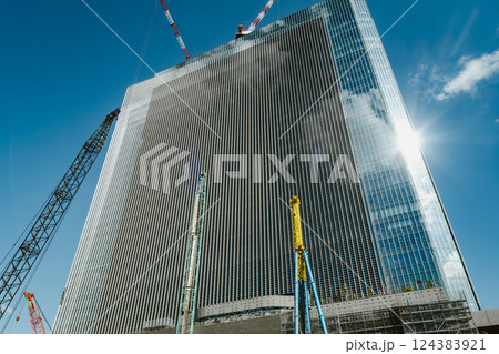 建設中の高層ビルと陽射しの反射 高輪ゲートウェイ周辺 2025.03　a-5 フィルム調 124383921