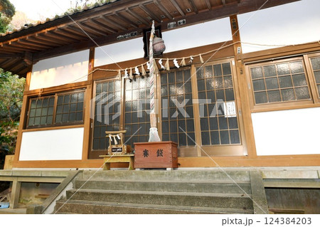 【松崎町 富士箱根伊豆国立公園 雲見温泉「雲見浅間神社」拝殿】 【松崎町 富士箱根伊豆国立公園 雲見温泉「雲見浅間神社」拝殿】 124384203