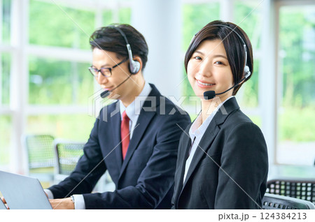 コールセンターで働くビジネスマン 124384213