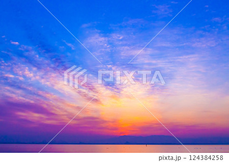 琵琶湖畔の朝日 124384258