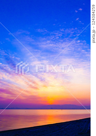 琵琶湖畔の朝日 124384259