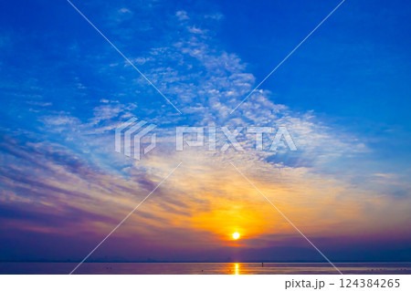 琵琶湖畔の朝日 124384265