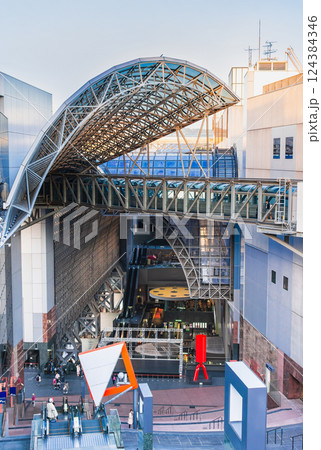 京都駅　大階段上から構内を俯瞰 124384346