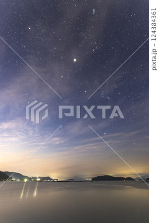 瀬戸内の早秋の星景色　薄明の空のオリオン座 124384361