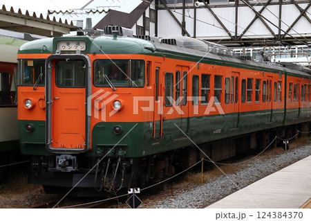 しなの鉄道115系電車(湘南色編成:軽井沢⇔長野) しなの鉄道115系電車(湘南色編成:軽井沢⇔長野) 124384370