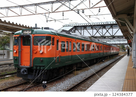 しなの鉄道115系電車(湘南色編成:軽井沢⇔長野) しなの鉄道115系電車(湘南色編成:軽井沢⇔長野) 124384377