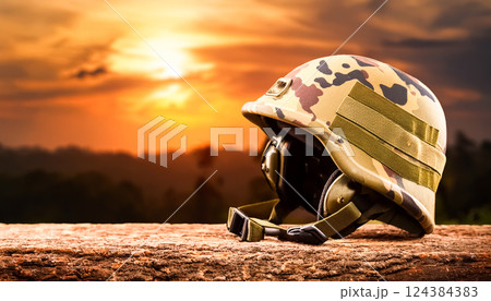 夕焼けに照らされる兵士のヘルメット 夕焼けに照らされる兵士のヘルメット 124384383