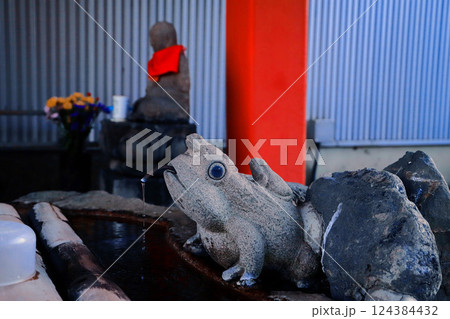 愛知県あま市・鳳凰山甚目寺のかえるの手水舎 愛知県あま市・鳳凰山甚目寺のかえるの手水舎 124384432
