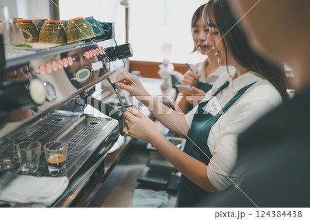 coffee shop 124384438