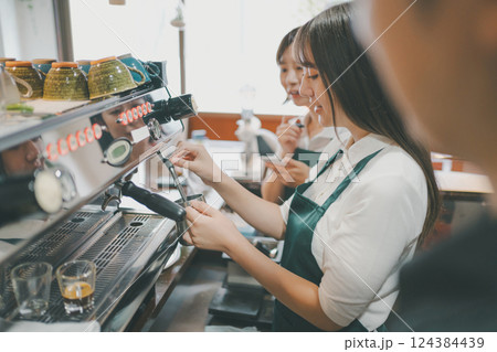 coffee shop 124384439