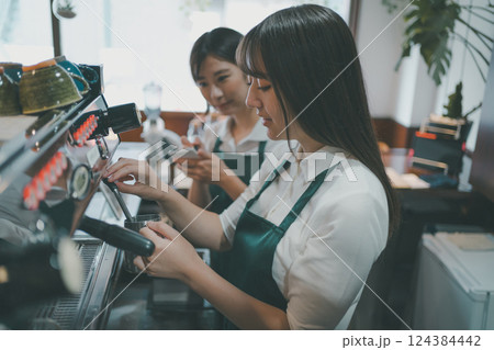 coffee shop 124384442