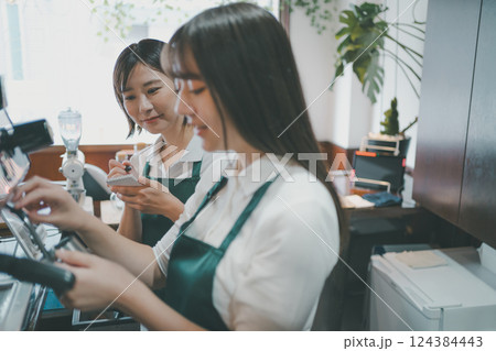 coffee shop 124384443