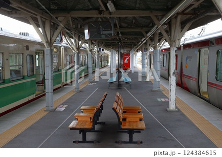 小諸駅に停車中のしなの鉄道115系電車・SR1系電車 124384615