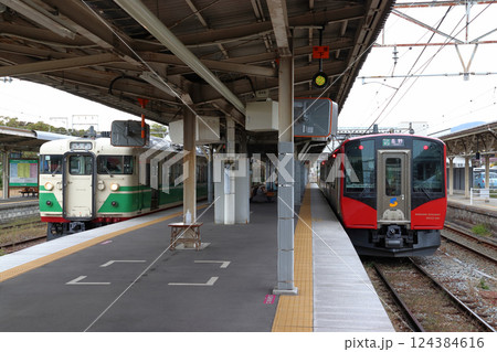 小諸駅に停車中のしなの鉄道115系電車・SR1系電車 小諸駅に停車中のしなの鉄道115系電車・SR1系電車 124384616