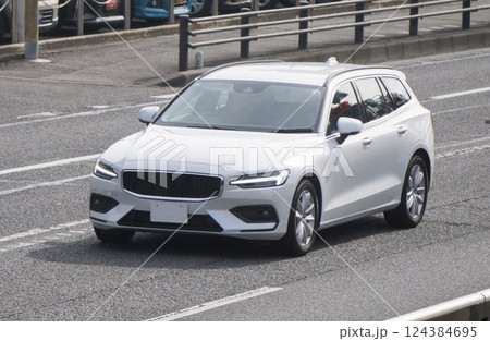 コンパクトカー　道路走行 124384695
