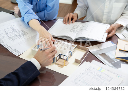 住宅営業　打合せ風景　手元　顔無し 124384782
