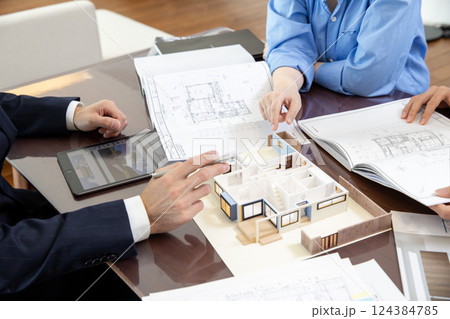 住宅営業　打合せ風景　手元　顔無し 124384785