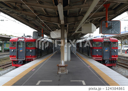 小諸駅に停車中のしなの鉄道115系電車(長野県小諸市) 小諸駅に停車中のしなの鉄道115系電車(長野県小諸市) 124384861