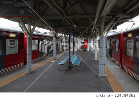 小諸駅に停車中のしなの鉄道115系電車（長野県小諸市） 124384862